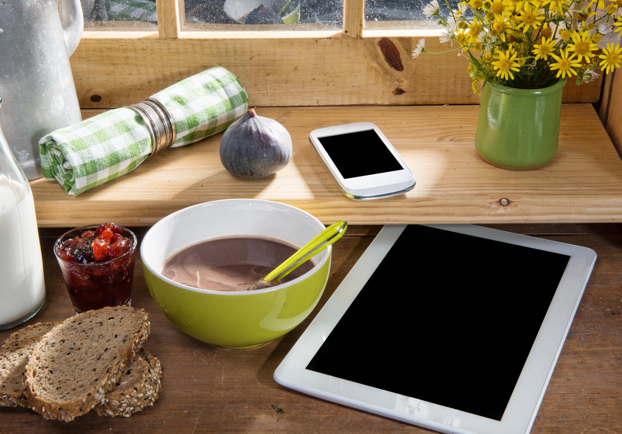 Cucina domestica e laptop con lezione